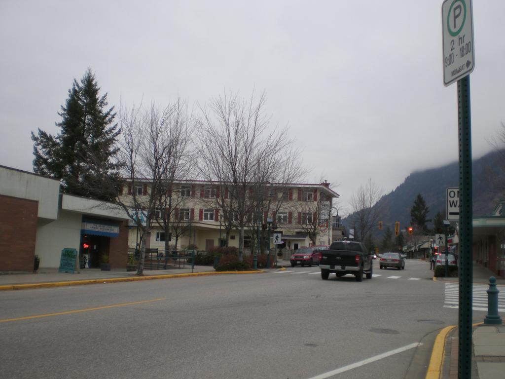 Chameleon Hotel Castlegar Exterior photo