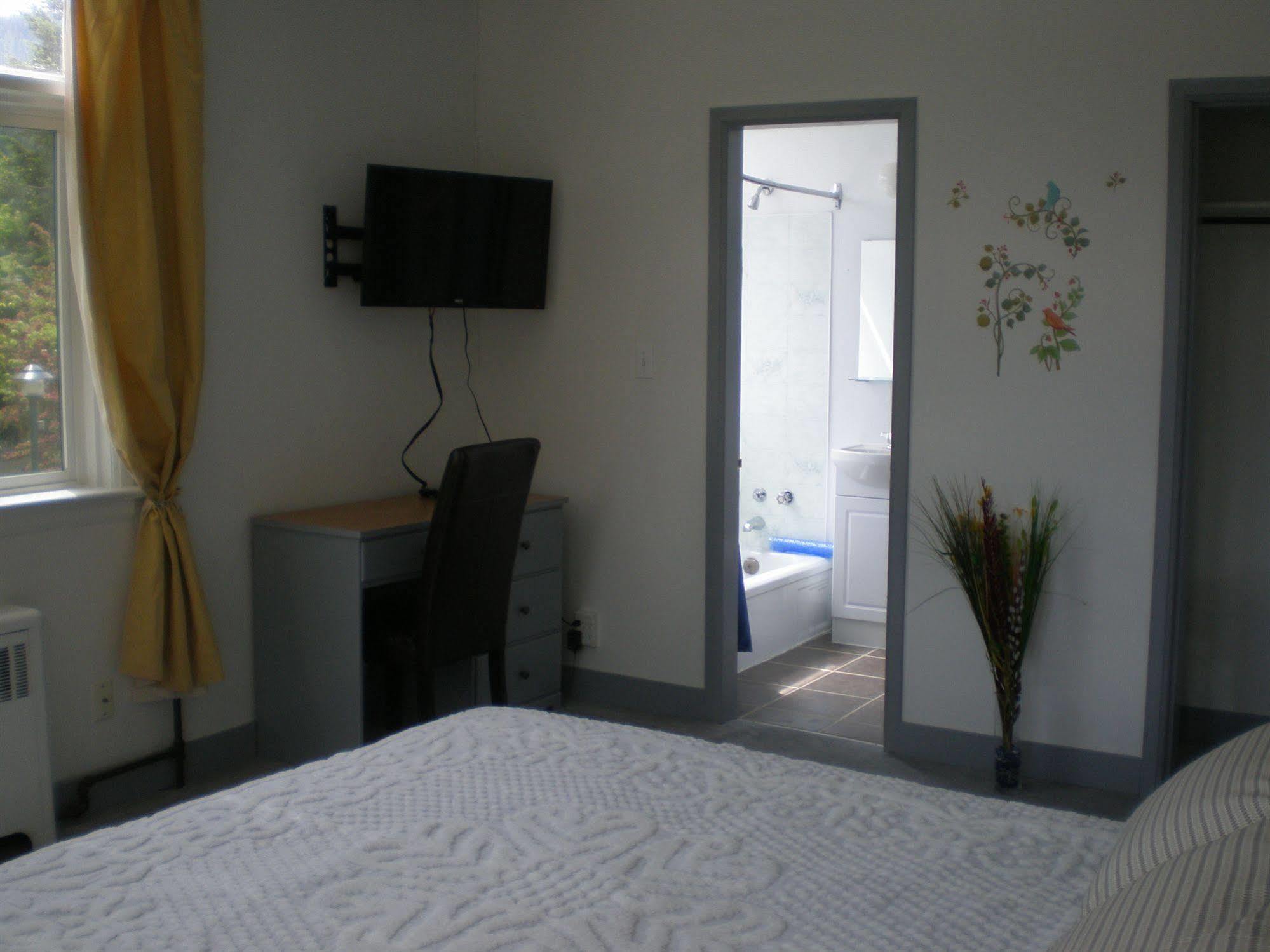 Chameleon Hotel Castlegar Exterior photo