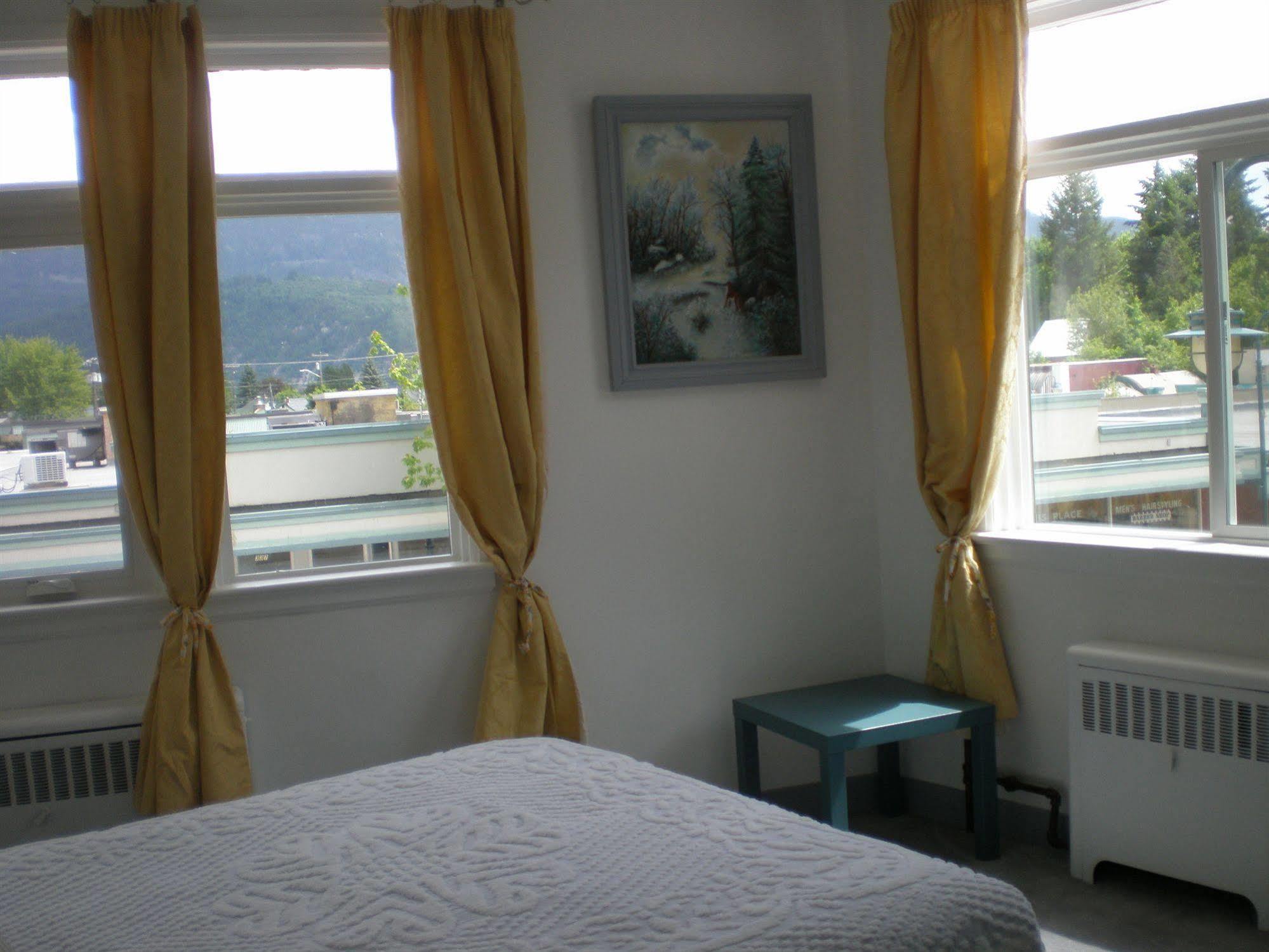 Chameleon Hotel Castlegar Exterior photo